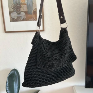 Gullig svart virkad väska med fodring - Fodrad virkad väska med brunt band. Sjukt gullig och passar till all! Ger vacasion vibes 🤍 Som ny. Nypris: (secondhand) 300kr Mitt pris: 95kr
