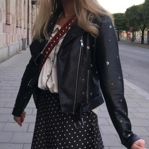 Skinnjacka med detaljer  - !De två första bilderna är lånade! Säljer denna supercoola skinnjacka med detaljer på då den ej kommer till användning längre