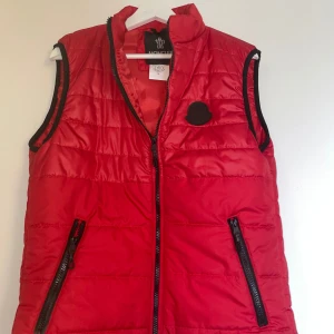 Röd moncler väst  - Bra skick aldrig använd 