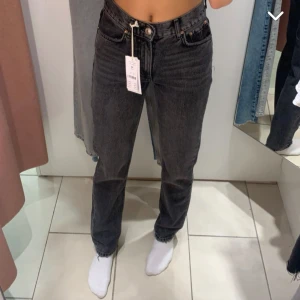 Straight jeans från Gina Tricot  - Säljer ett par svarta jeans med slits längst ner vid benen. De köptes för några år sen på Gina tricot och är straight.🌟