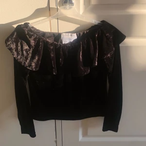 tröja i sammet med volang - gothic sammetströja! står storlek 160 men är som storlek s/m. i bra skick. tvättas innan det skickas!❤️