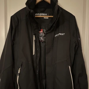 Svart jacka från Everest - Jacka i märket Everest, storlek 40, saknar huvan
