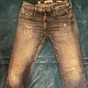 Replay anbass jeans i blått - Säljer ett par snygga Replay jeans i blått med slitna detaljer. De har en klassisk femficksdesign och en bekväm passform. Perfekta för en casual look eller en utekväll. Passar bra med allt, storlek W32, L34 köpta för 1600kr. Perfekt skick 9/10. Dem som bor i Stockholm kan få för lägre pris ifall man vill mötas upp istället:)