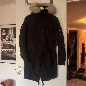 Vinterjacka dam storlek 40 - Varm,snygg vinterjacka i storlek 40, Men passar även en storlek 38.