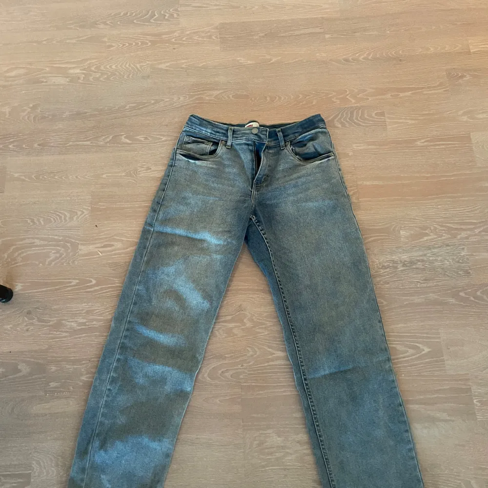 Säljer ett par snygga Levi's Loose Taper jeans i klassisk blå denim. De har en avslappnad passform med avsmalnande ben och är perfekta för en casual look. Jeansen är i bra skick och har den ikoniska Levi's-lappen på baksidan. Perfekta för både vardag och helg! Passar både killar och tjejer! Priset kan diskuteras. Jeans & Byxor.