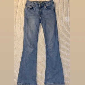 Low bootcut jeans✨ - Säljer ett par snygga blå bootcut jeans från 157. Säljs då de inte längre passar.De är i storlek Xs-Short🩷(Finns en liten fläck på de men inget man tänker på) där av priset. Använda men i bra skick!🩷Kom med prisförslag!