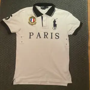 Säljer nu min Ralph lauren chief keef polo eftersom den inte används. Den är ganska gammal o därför lite sliten men inga större defekter.