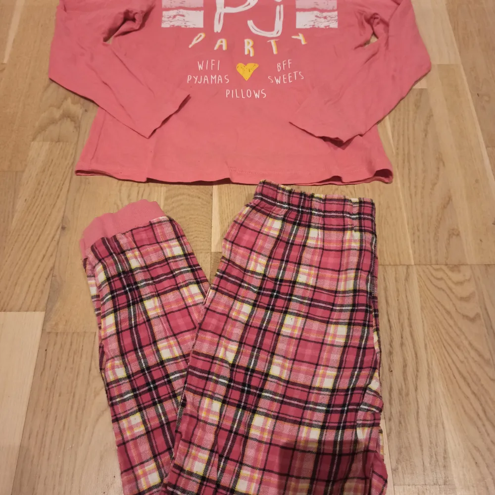 Klädpaket storlek 146/152 (flicka)💕 Från märken såsom kappahl, h&m och pyjamas från Pepperts!  Kläderna är i fint skick!  I paketet ingår: två kortärmade tröjor, en tjocktröja, en pyjamas överdel, en pyjamas underdel och ett par jeans🌟 Se gärna mina andra liknande annonser! . T-shirts.