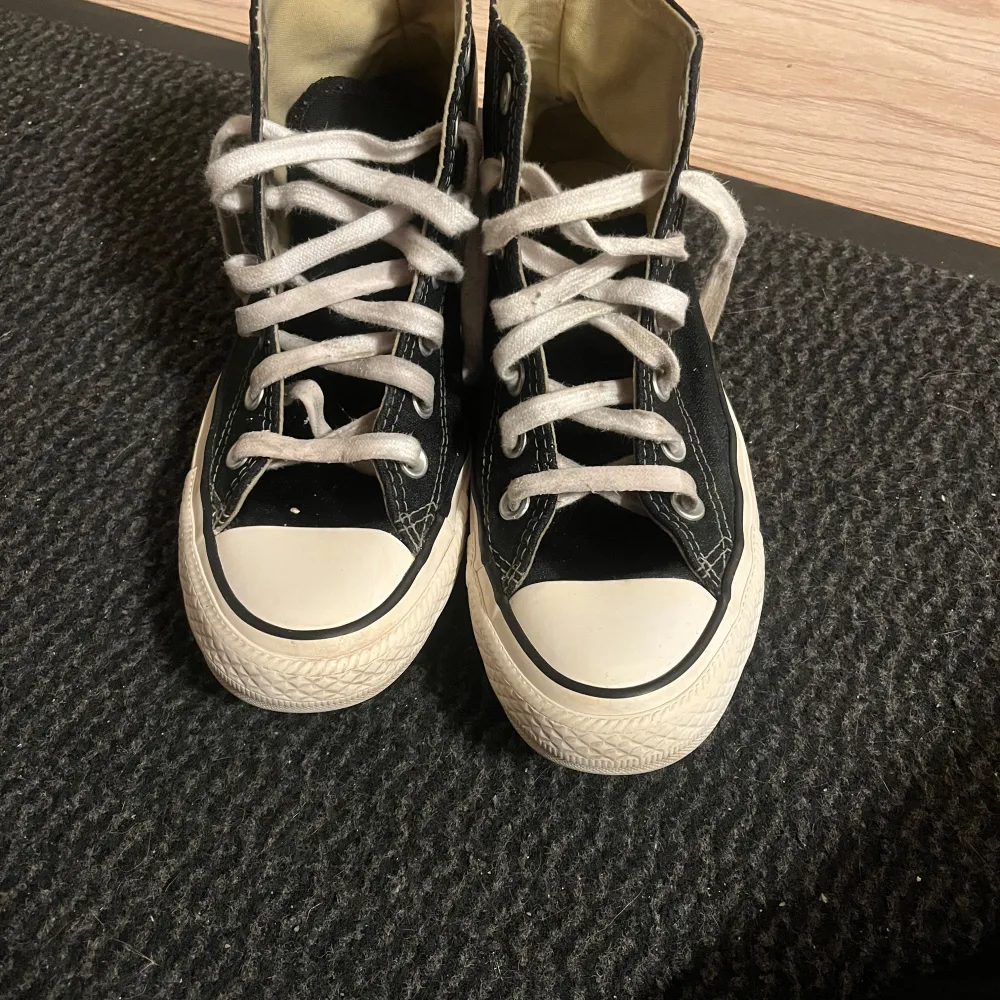 Klassiska svarta Converse Chuck Taylor All Star i bra skick i hög modell. Säljer då de är för små för mig, använda ett fåtal gånger och har inga defekter skriv om ni vill ha mer bilder💘💘. Skor.