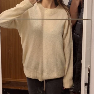 Stickad tröja - Jag säljer denna stickade tröja då den inte längre är min stil. Är i storlek S.