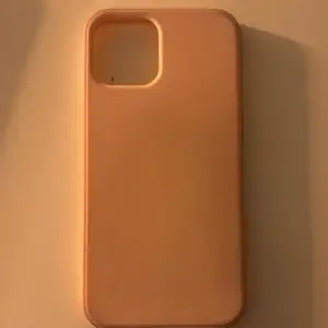 Säljer ett stilrent och enkelt beige mobilskal. Perfekt för att skydda din telefon med en minimalistisk look. Skalet har en slät yta. Lite smutsigt. iphone 12💓