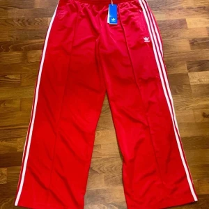 Adidas original byxor nya - Säljer byxor från Adidas i storlek XL. Oanvända