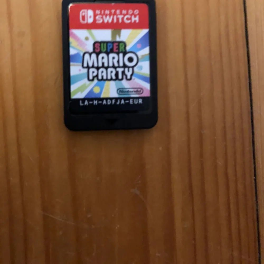 Säljer en Nintendo Switch med originalväska och Super Mario Party spelkassett. Konsolen är i bra skick och kommer med alla nödvändiga kablar och en dockningsstation. Väskan är tyvärr målad på.. Övrigt.