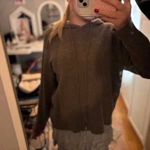 Brun hoodie från Zara - Mysig brun hoodie från Zara i storlek M. Perfekt för höst och vinter med sin varma och bekväma design. Den har långa ärmar och en klassisk huva med dragsko. Passar både till vardags och för en avslappnad stil. 🧥🍂