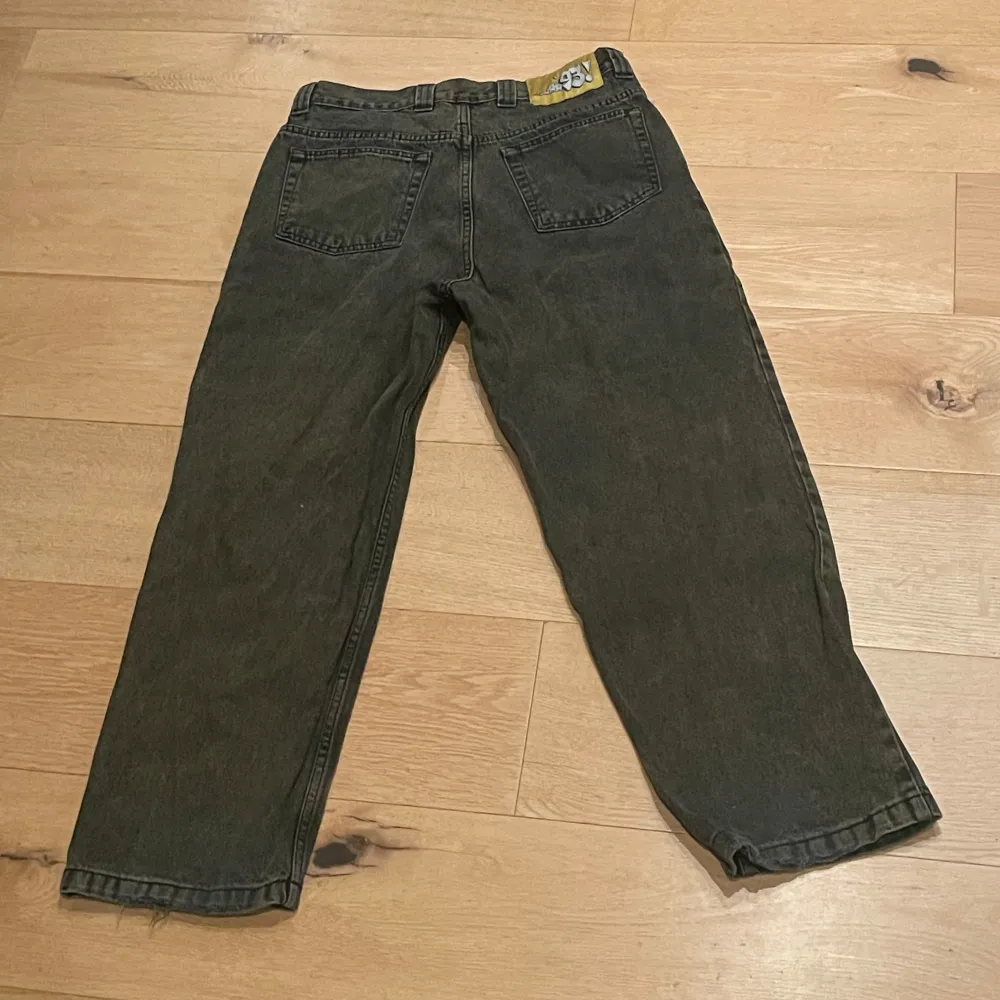 säljer dessa bruna Polar 93or. Dom är storlek 30/30 och är lite slitna längst ner, i övrigt bra skick.. Jeans & Byxor.