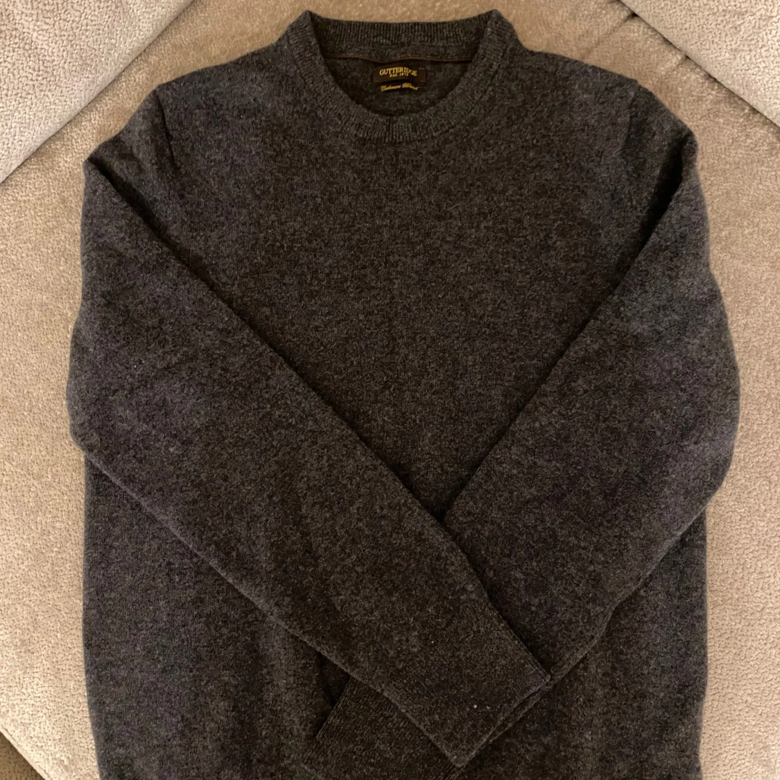 Mörkgrå kashmirtröja från Gutteridge