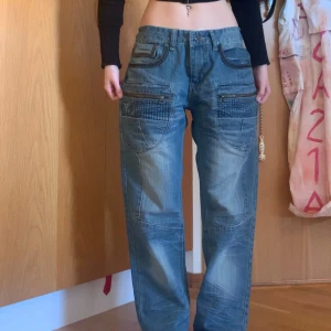 G-star jeans  - Baggy g-star jeans i storlek S  W32-L32  Length from top to bottom: 103cm Length from top to groin: 25cm Waist: 40cm  Har ett snöre på insidan av byxan så man kan tajta till midjan men snöret går ockås att ta bort om man hellre vill använd bälte ex! 
