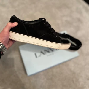 Lanvin skor - Säljer nu ett par stilrena Lanvins i suveränt skick 8,5/10! Skorna är i storlek 40. Nypris: 5200kr Mitt pris: 2899kr! Box tillkommer även. Tar emot byten. Tveka inte på att höra av dig om du har några som helst frågor eller funderingar!