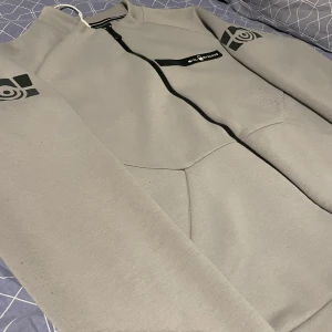 En lite sällsynt riktigt fet tech zip hoodie från sail racing  - Säljer en riktigt snygg och clean sail zip tröja/jacka till höst och vinter, den håller även värmen som en helt vanlig vindjacka och är väldigt bekväm. Har ni någon mer fråga bara skriv till mig!