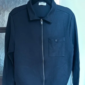 Marinblå overshirt från Selected Homme - Säljer nu denna feta zip overshirten  som är Perfekt för höst och vår🤩🍁overshirten  är i fint skick och det bara att höra av er vid frågor eller funderingar💭