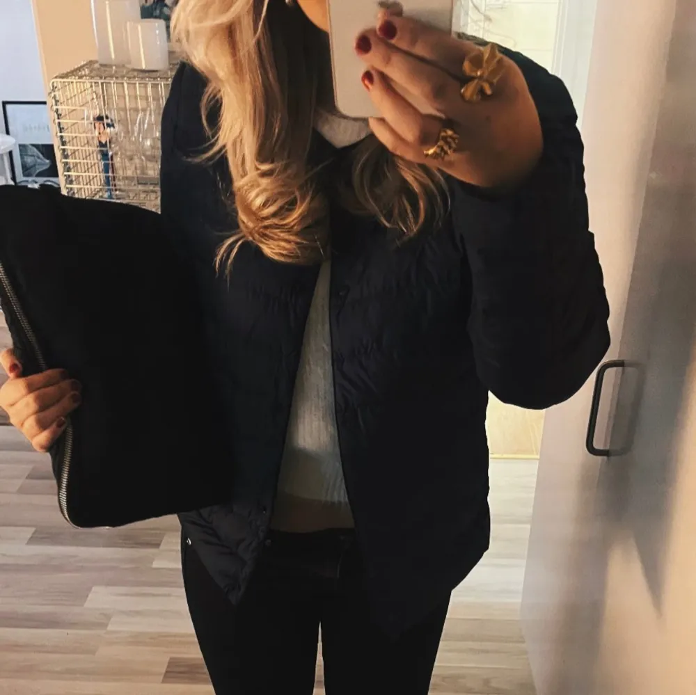 Säljer en snygg och lätt mörkblå dunjacka från Uniqlo.  Jackan har en stilren look och är superbekväm att bära. Passar både till vardags och lite finare tillfällen. 🧥💙 Jag säljer den då den inte kommer till användning längre💞💞💞 nypris är 749💞. Jackor.