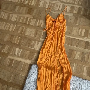 Orange långklänning - En otroligt vacker sommarklänning i storlek XS! Endast använd 2 ggr förra sommaren så den är som ny i skicket 🌼