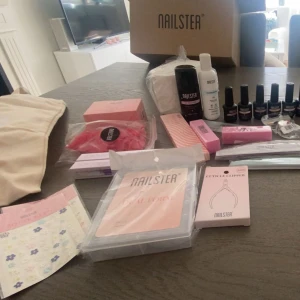 Nailster polygel premium kit  - Köpte nailsters polygel premium kit i början av hösten, fick nytt jobb då man inte får ha naglar så säljer det nu. Båda polygelen är använda men det är mer en hälften kvar på båda.  Köpte även flera andra produkter i samband med det, olika gellack, crome, handskar, stickers, remover kit och massa detaljborstar bland annat...  Nypris för bara polygel kitet kosta 1700kr men säljer allt för 1000kr.