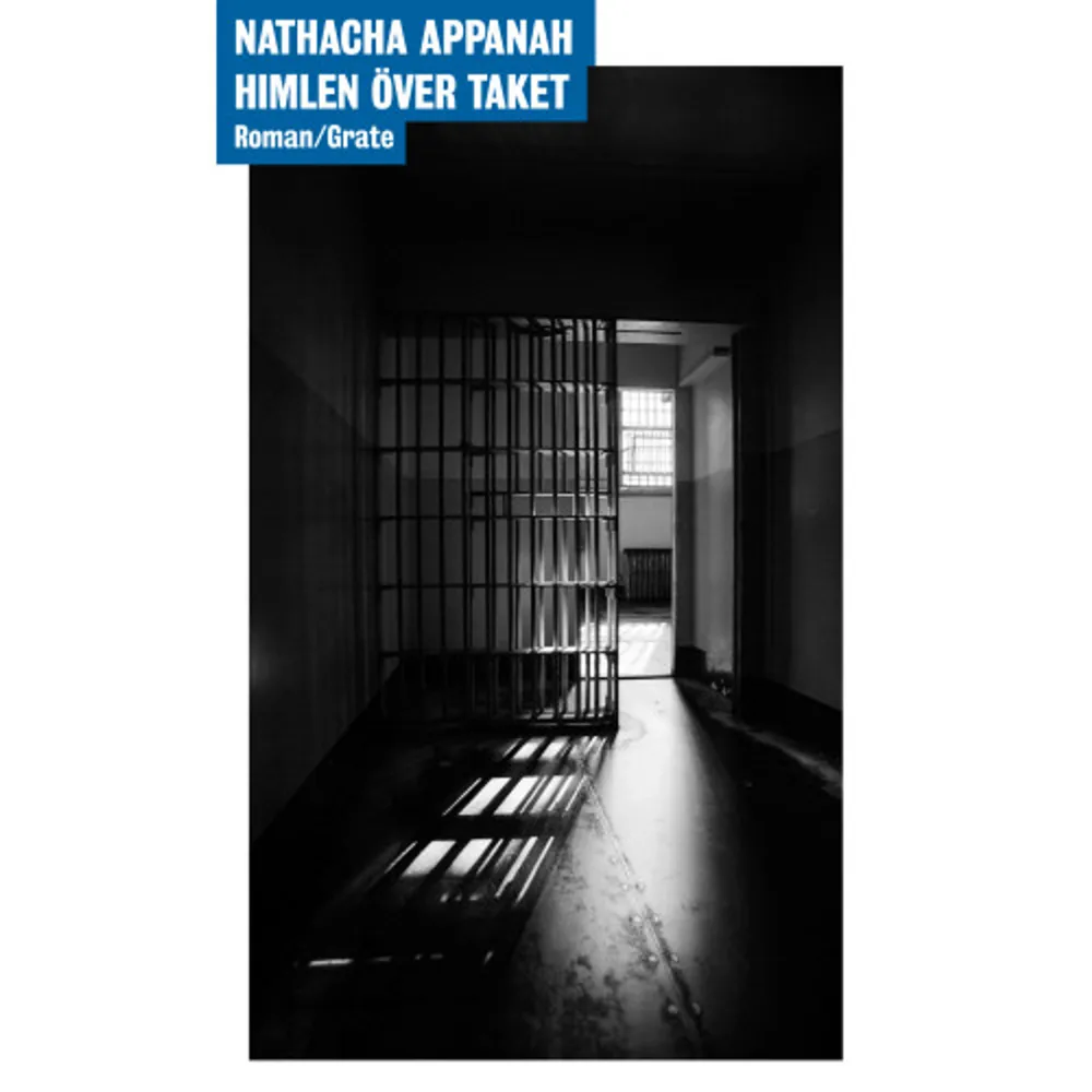 »Loups mamma och syster vet att han sover i fängelse, även om det rätta ordet ju är häkte, men vad spelar de rätta orden för roll när det sitter galler för fönstren, dörren är av metall och har en tittlucka och man hittar allt annat som bara finns innanför murarna.»I sin roman Himlen över taket, utgiven i Frankrike 2019, skildrar Nathacha Appanah med stark inlevelse och ett såväl kraftfullt som poetiskt språk en utsatt familj och de traumatiska upplevelser som har lett till de tre huvudpersonernas handlingar. Nathacha Appanah, föddes 1973 på ön Mauritius där hon arbetade som journalist innan hon 1998 flyttade till Frankrike. Hon debuterade som författare 2003. Förlaget har tidigare gett ut Den siste brodern (2010) och Våldets vändkrets (2018). »Appanahs prosa är sinnrik men ändå rakt på sak, kvaliteter som Maria Björkmans översättning tar väl tillvara.»Svenska Dagbladet»En roman med många ingångar, både komplex och lättillgänglig, sorglig och hoppingivande. Unna er denna starka läsupplevelse!»Tidskriften KaravanFörfattaren har en alldeles egen röst, som översättaren tar väl till vara. Barns utsatthet i familj och samhälle gestaltas drömskt och poetiskt men också våldsamt. Himlen över taket är en fascinerande bok som trots svärta inger hopp.»BTJ-häftet»Jag är mycket svag för Nathacha Appanahs författarskap. (...) Man är inte oberörd en enda gång. Och när man läst färdigt känner man en tacksamhet över att litteraturen kan vara så här rik.»Bloggen Inre exil    Format Danskt band   Omfång 135 sidor   Språk Svenska   Förlag Elisabeth Grate Bokförlag   Utgivningsdatum 2020-07-14   Medverkande Maria Björkman   ISBN 9789186497767  . Böcker.