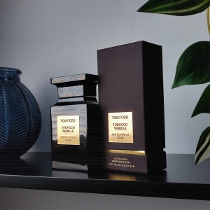 Tom Ford Tobacco Vanille - Tom Ford Tobacco Vanille. Eau de Parfum. 100ML. Helt oanvänd. Var en oönskad present. Säljer den billigt då jag önskar köpa något annat.
