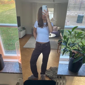 Bruna jeans - Säljer ett par superfina bruna jeans från HOPE! De är allmänt i bra skick förutom att de saknar två knappar. Perfekta nu till hösten o vintern🤎