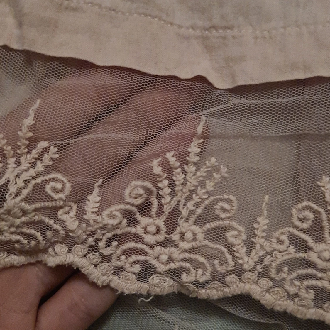 Ljusrosa blus med spetsdetaljer - 91