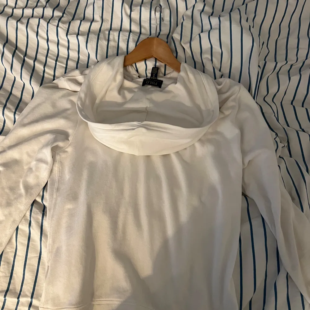 Säljer en snygg vit zip spa terry hoodie från Polo Ralph Lauren i storlek XL. Passar vuxen S/M. Pris kan förhandlas. Skriv efter minsta frågan!. Hoodies.