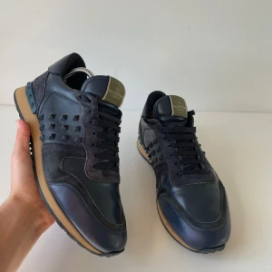 Valentino Rockrunner - Säljer dessa riktigt snygga roxkrunners. Passar storlek 45. I fint skick. Nypris 7000kr. Vårt pris 2099kr✅
