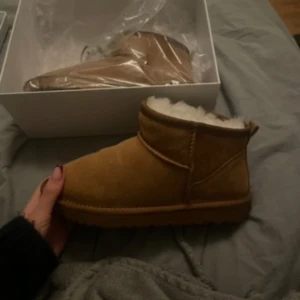 Bruna boots från Sofie Schnoor - Säljer ett par supermysiga bruna boots från Sofie Schnoor i storlek 39. De är helt nya och kommer i originalförpackning. Perfekta för kalla dagar med sitt varma foder. Skorna har en klassisk design som passar till det mesta. Perfekt för höst och vinter! Nypris 1049kr