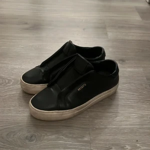 Svarta Axel Arigato - Säljer ett par svarta sneakers från Axel Arigato i bra skick kan gå ner lite i pris vid snabb affär