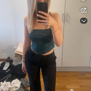 Topp - Säljer denna skinntorr från bikbok i svart. Helt ny i storlek s