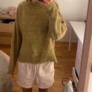 Mysig beige stickad tröja från Vero Moda i storlek S💘