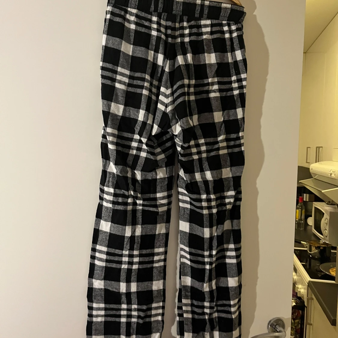 Svartvita rutiga byxor från Lindex - 91