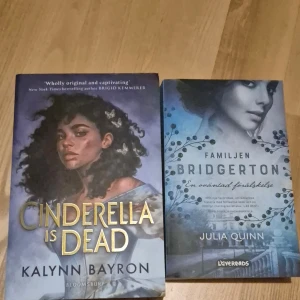  Cinderella is Dead och Familjen Bridgerton: En oönskad förälskelse - Två böcker till salu 50kr st: 'Cinderella is Dead' av Kalynn Bayron med en dramatisk omslagsbild av en ung kvinna och 'Familjen Bridgerton: En oönskad frieriförfrågan' av Julia Quinn med ett elegant, blått omslag. Perfekt för dig som älskar fantasy och historisk romantik!