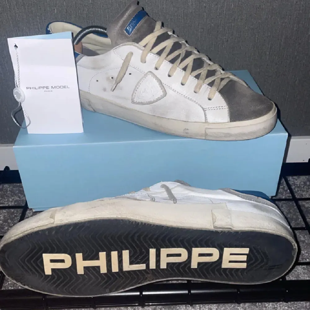 Säljer ett par Philippe Model sneakers i skicket 8/10, de är i storlek 46 men passar som 45!! Ny pris:3800kr mitt pris :2000kr. Orginal box kommer med! Priset är ej hugget i sten och tveka inte att ställa frågor.. Skor.