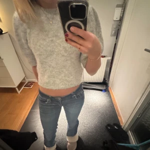 Grå stickad tröja - Säljer en supermysig grå stickad tröja med trekvartsärm. Passar jättebra till ett par jeans eller kostymbyxor. Ny utan prislapp💓