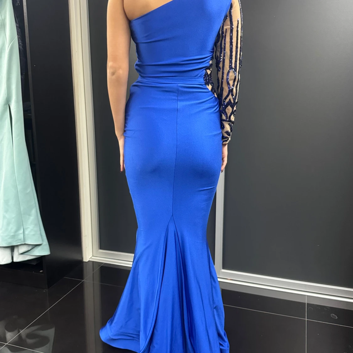 Blå one-shoulder klänning - 90