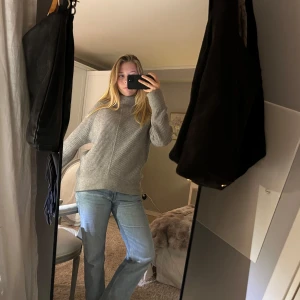 Grå stickad tröja - Säljer en denna fina soft goat tröja och som länge varit en favvo. Säljer för att jag måste rensa. Den är en supermysig grå stickad tröja med krage. Perfekt för kyliga dagar och passar både till jeans och kjol. Perfekt för höst och vinter! 🍂❄️