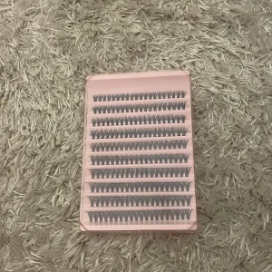 Individuella lösögonfransar - Säljer ett set med individuella fransar från Shein. Helt oanvända. Perfekt för att skapa en naturlig eller dramatisk look beroende på hur många du applicerar. 30D svart