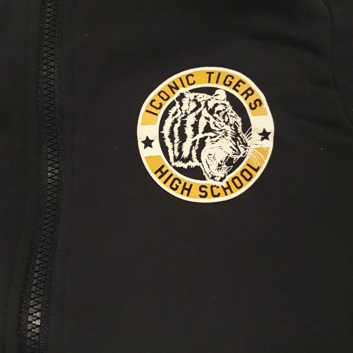 Svart hoodie med tryck - 90