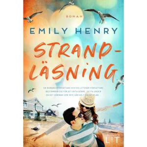 Strandläsning (inbunden) - Nominerad till ÅRETS BÄSTA ROMANCE 2020 i Goodreads Choice Awards!En romanceförfattare som inte längre tror på kärleken och en litterär författare som tappat inspirationen antar en utmaning som kan komma att förändra allt de tidigare trott om lyckliga slut. Augustus Everett är en hyllad romanförfattare. January Andrews skriver bästsäljande romanceböcker. De är varandras raka motsatser. Faktum är att det enda de har gemensamt är att de bor grannar, i varsitt strandhus, och har drabbats av skrivkramp. Det vill säga tills de en kväll antar en utmaning: Augustus ska tillbringa sommaren med att skriva något romantiskt och January ska skriva nästa stora amerikanska roman. Hon ska lära honom allt hon kan om romantiska komedier och han ska låta henne intervjua överlevare från en sekt. Inga problem. Båda kommer att skriva klart sina böcker och ingen kommer att bli förälskad. Inte alls."Det är skickligt gjort från start till (lyckligt) slut. Helhetsbetyg: 4 (Mycket bra)"Frida Jönsson, BTJ"Extra guldstjärna för hur författaren behandlar det befängda i att böcker som har kvinnor som största målgrupp ses med förakt. Till exempel feelgoodböcker."  Amelia    Format Inbunden   Omfång 396 sidor   Språk Svenska   Förlag Lavender Lit   Utgivningsdatum 2020-07-20   Medverkande Anna Thuresson   ISBN 9789187879791  