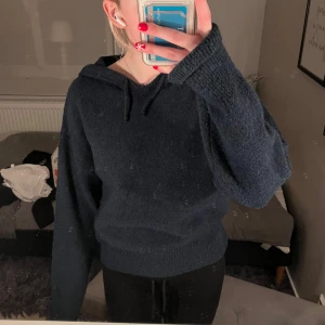Mörkblå stickad hoodie - mysig mörkblå stickad hoodie med långa ärmar och huva, skriv om ni har frågor!