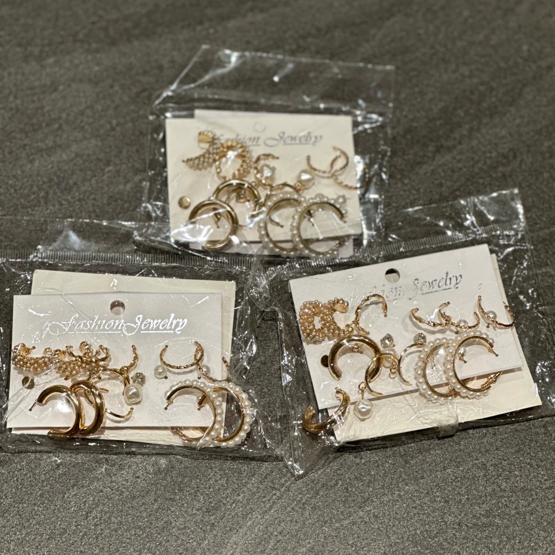 Set med guld- och pärlörhängen - 90