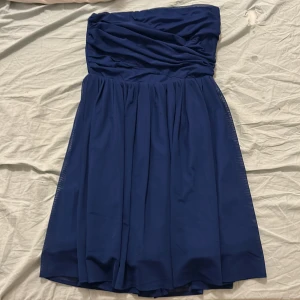 Kort mörk blå klänning  - Den går över låten o typ stannar innan knäna, använt 1 gång 