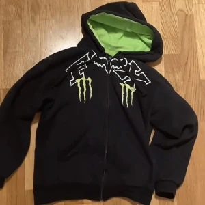 monster zipup - Nu säljer jsg den här skiten asså men vill jättegärna fortfarande byta mot en annan monster zipup, ifall nån vill🙏🙏🥀 men skriv för mer info 🔥